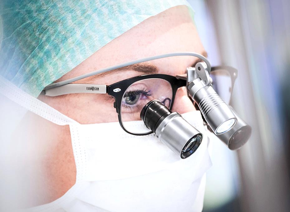 Cerrahi far takılı Focus Bright ile büyüteç takan kadın cerrah