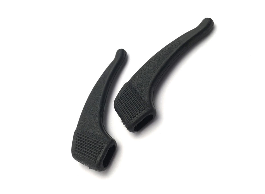 deux rallonges noires pour loupes placées l'une à côté de l'autre